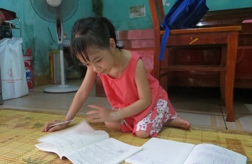 Cô bé khuyết tật viết chữ đẹp ước mơ trở thành bác sĩ